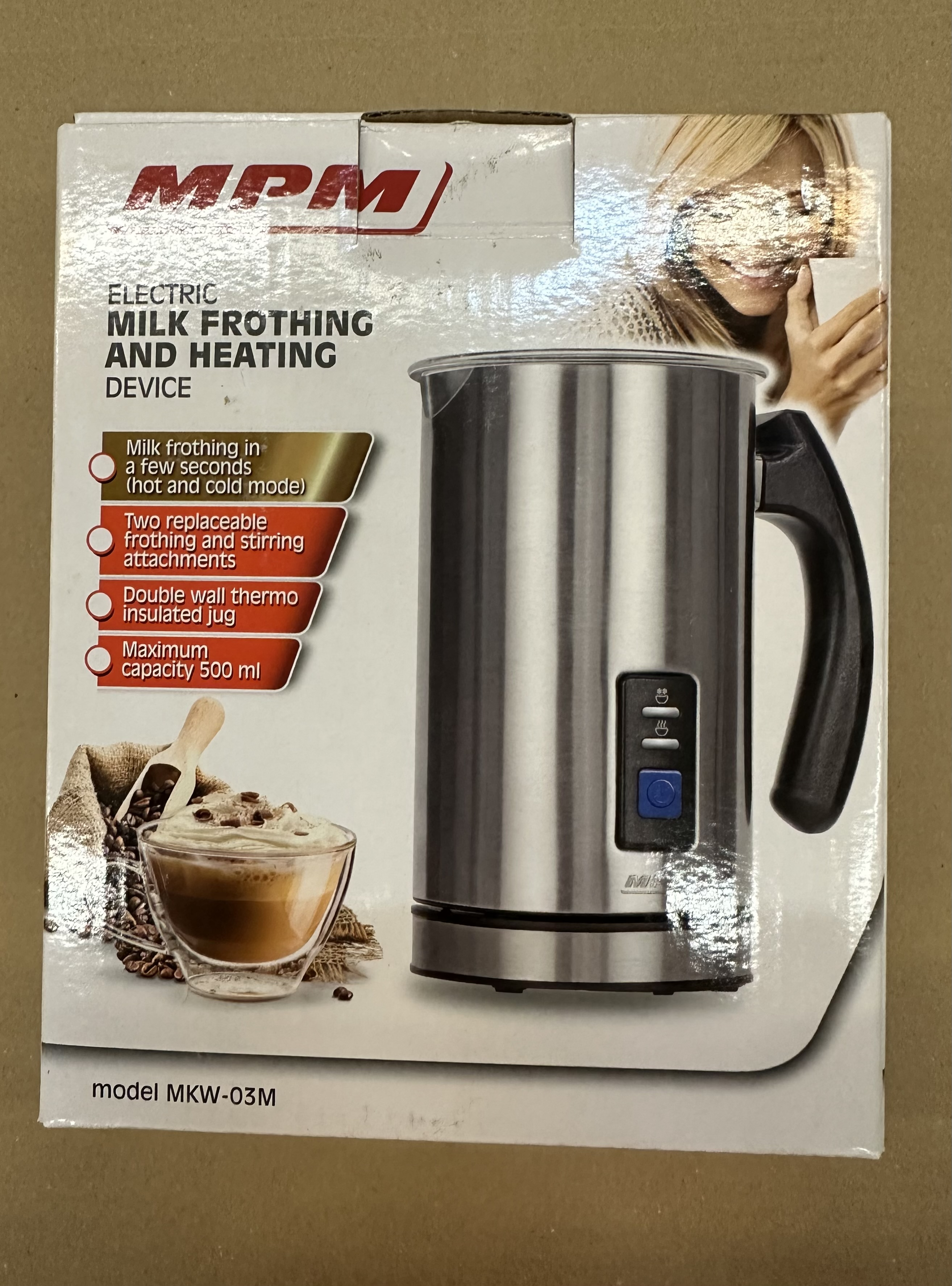 Pudełko spieniacza do mleka ze spieniaczem, filiżanką kawy i tekstem.