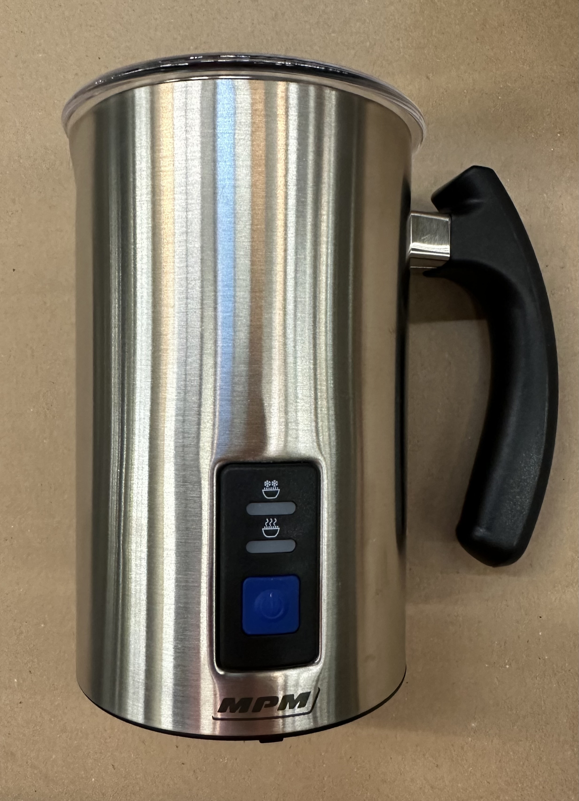 Spieniacz do mleka ze stali nierdzewnej z czarnym uchwytem i przyciskami sterowania.