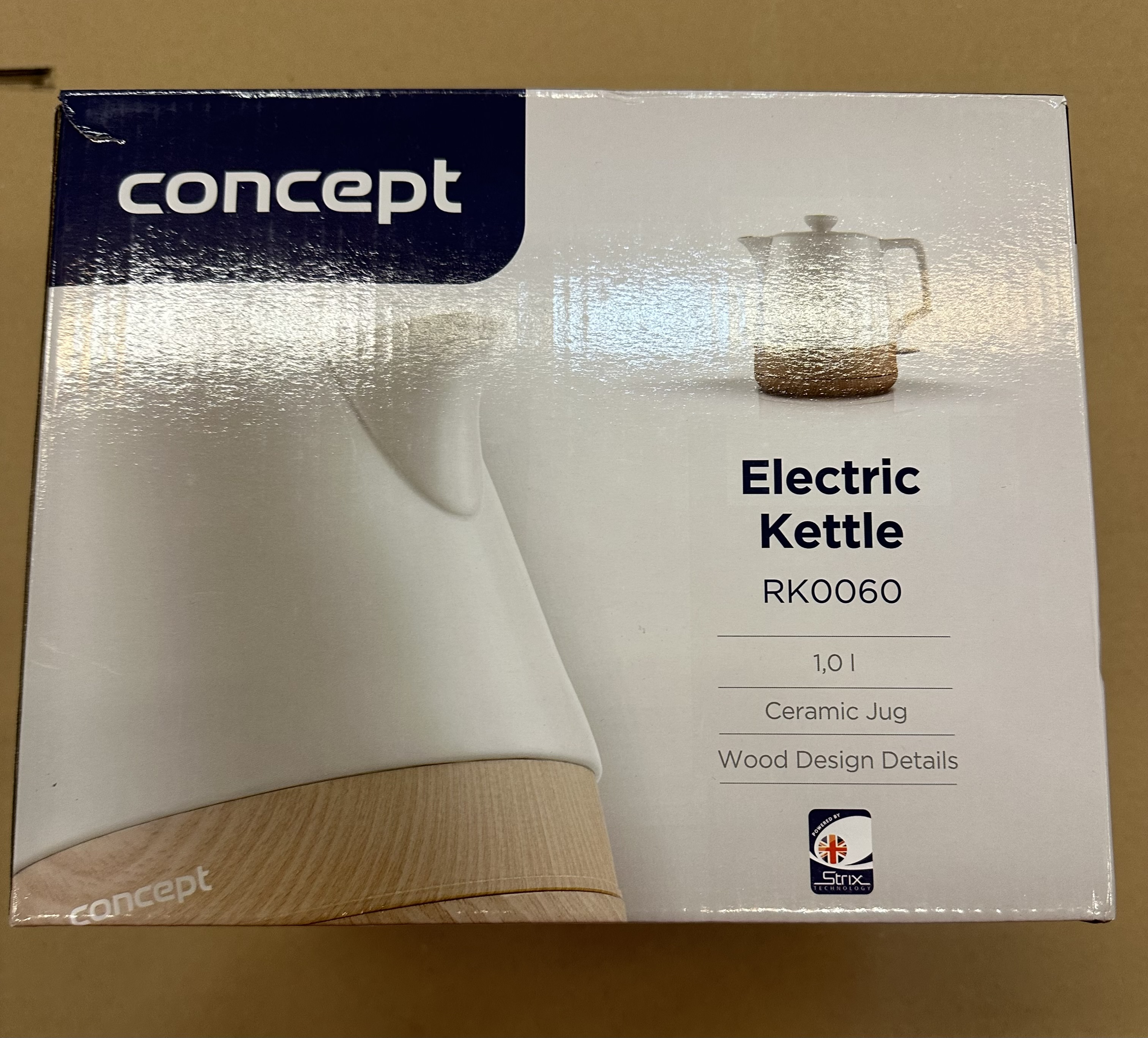 Pudełko czajnika elektrycznego z białym i drewnianym designem. Pokazano markę Concept i model RK0060.