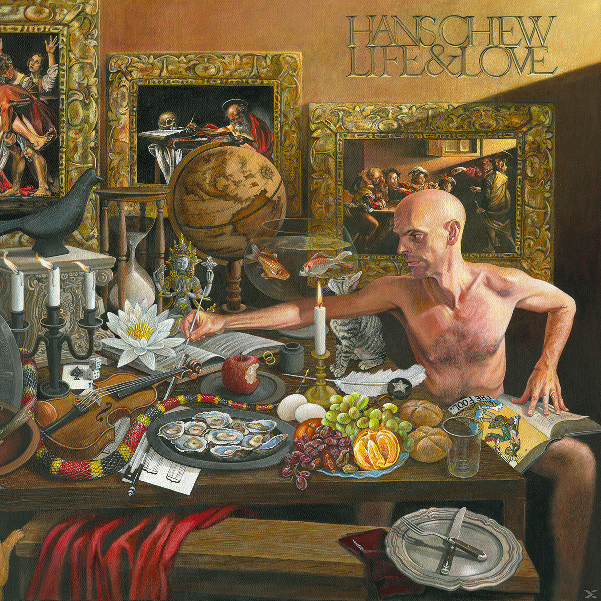 Albumcover. Mann am Tisch mit Essen, Kunst und Globus. Titel: Life & Love.