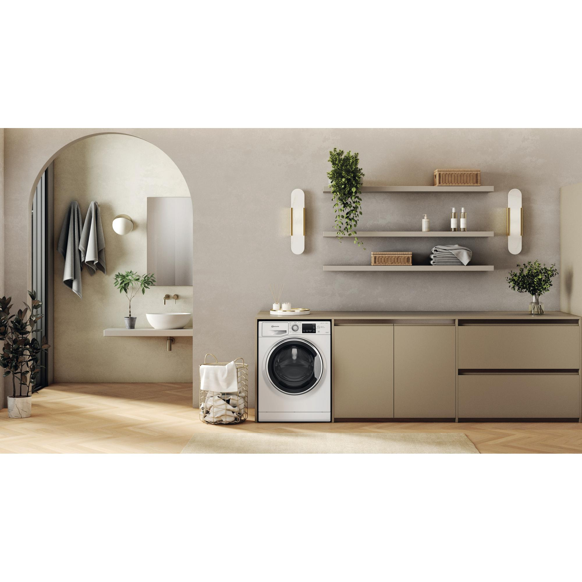 Ein Badezimmer mit Waschmaschine, Regalen und Pflanzen. Der Stil ist modern.
