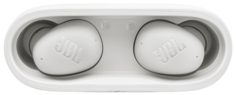 Dwa białe słuchawki JBL w białym etui ładującym. Etui jest otwarte, widać lewą i prawą słuchawkę.
