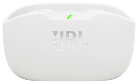Białe etui ładujące z logo JBL i zielonym światłem.