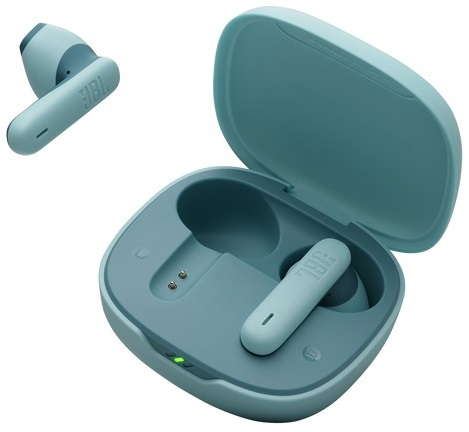 Turkusowe słuchawki JBL w etui ładującym, jedna słuchawka na zewnątrz. Białe tło.