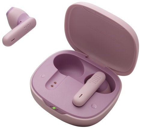 Różowe słuchawki w etui ładującym. Jedna słuchawka jest poza etui.