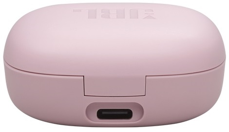 Różowe etui ładujące słuchawek JBL. Etui zamknięte, port USB na dole.