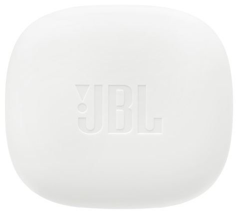 Białe, zaokrąglone etui ładujące słuchawek JBL. Logo JBL jest wytłoczone na górze.