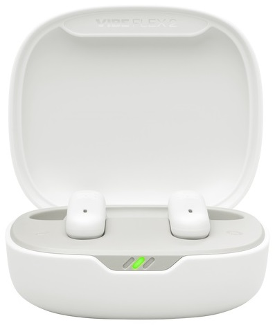 Białe etui ładujące JBL, otwarte. Słuchawki w środku, zielone światło, szara podstawa.