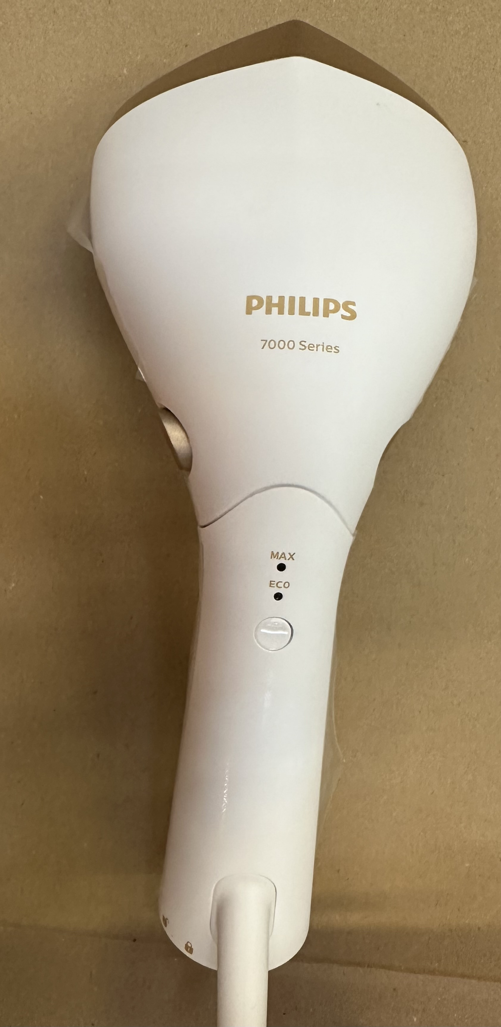 Biała i złota parownica do ubrań Philips serii 7000.