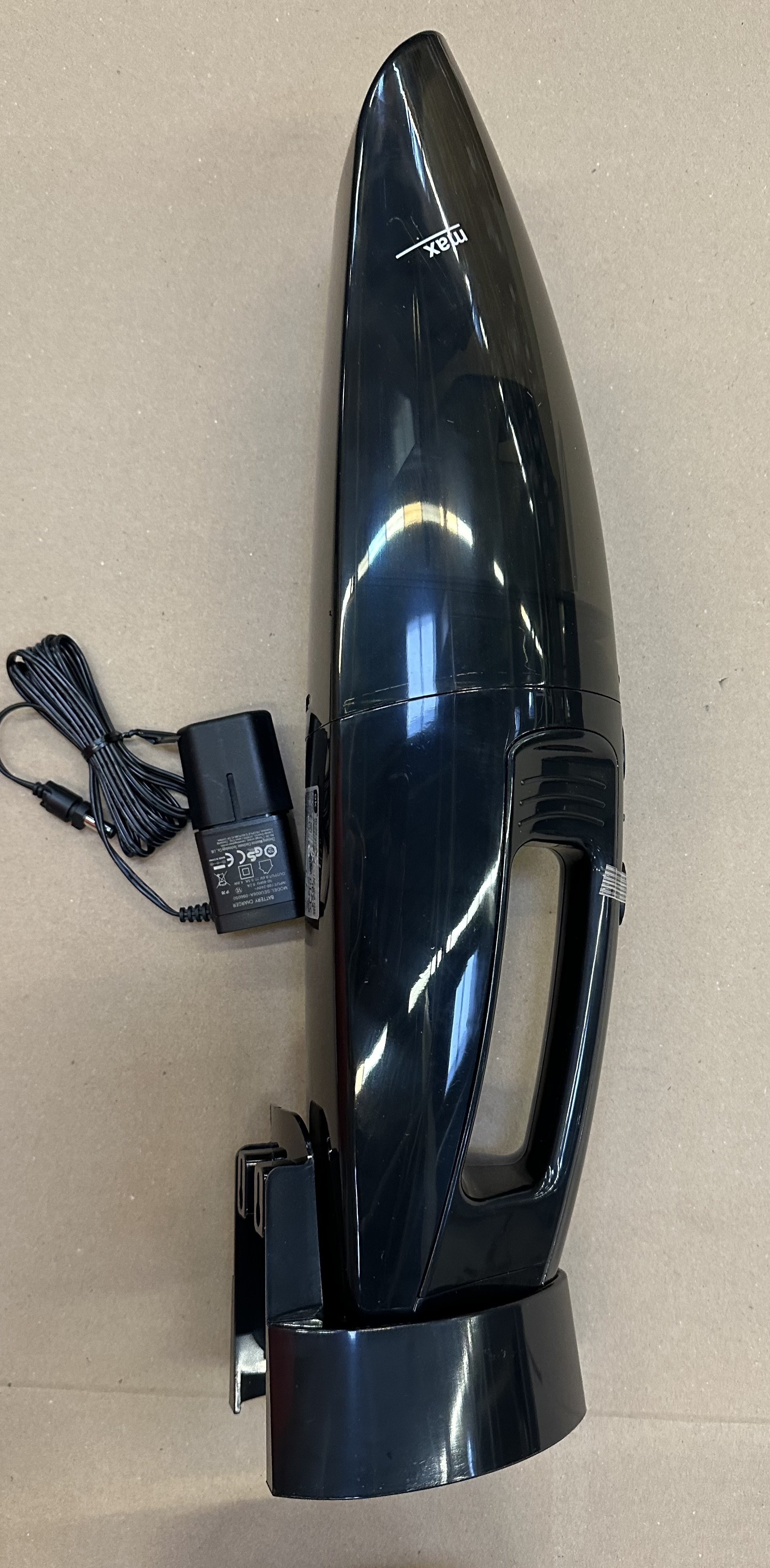 Czarny odkurzacz ręczny z ładowarką i stacją ładującą.