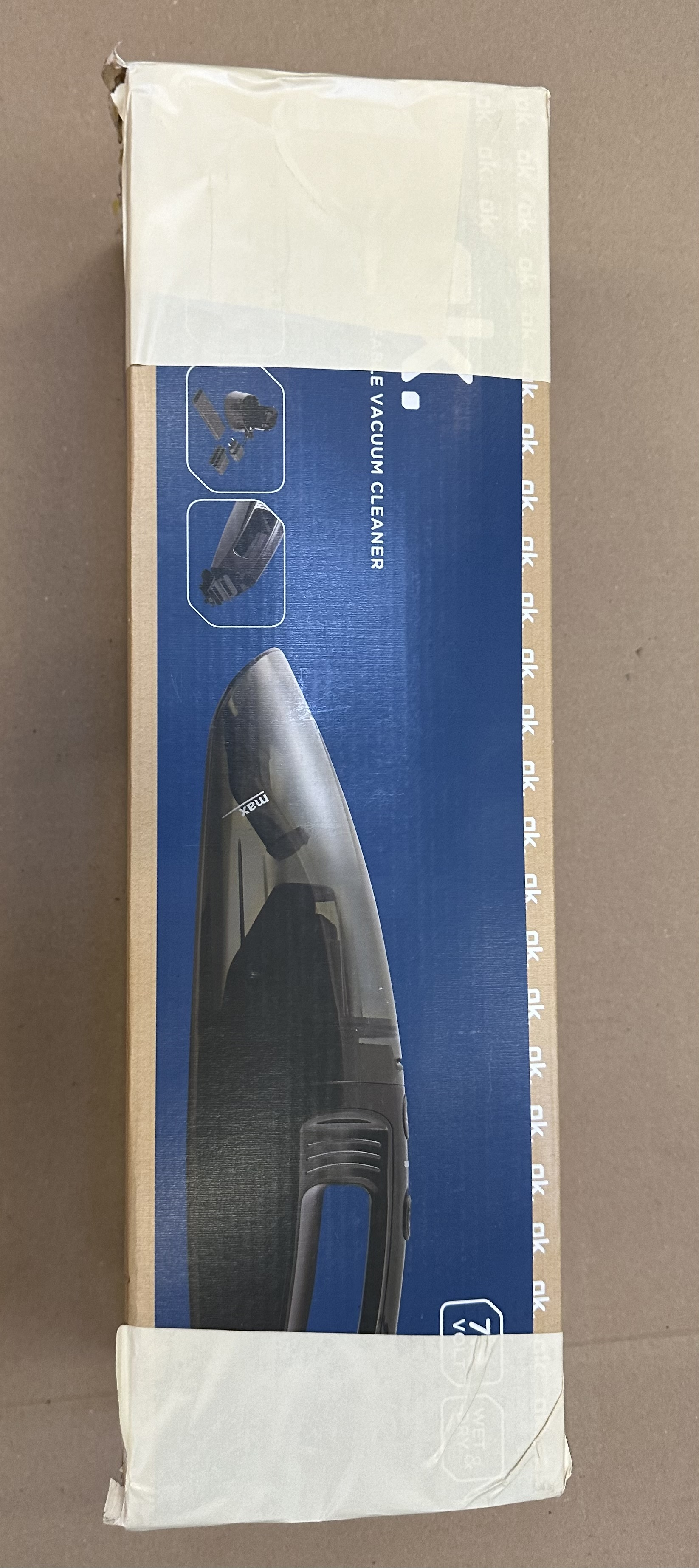 Opakowanie odkurzacza. Pudełko jest długie i wąskie, ze zdjęciami odkurzacza.