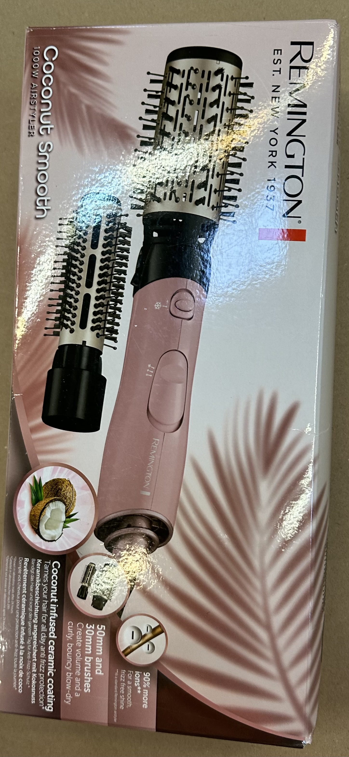 Różowe i czarne pudełko do stylizacji włosów. Pokazuje stylizator i wspomina o takich cechach jak powłoka ceramiczna i objętość.