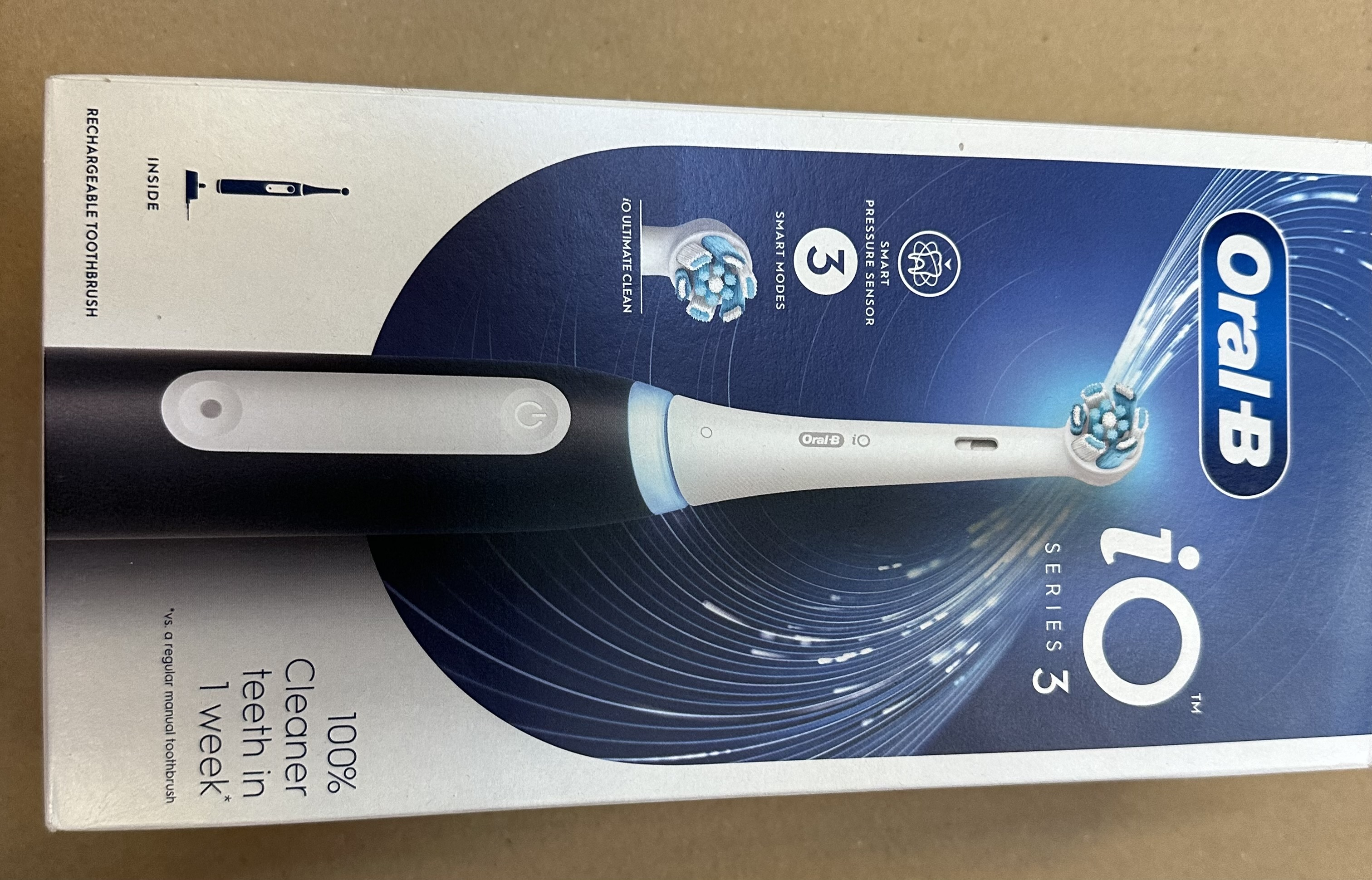 Szczoteczka elektryczna Oral-B iO Series 3 i opakowanie. Pudełko pokazuje szczoteczkę i funkcje.
