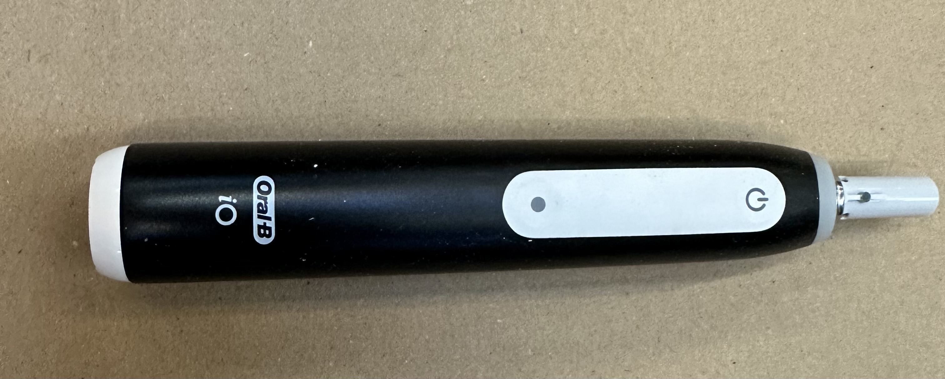 Drewniany blok na noże ze stalową ramą.