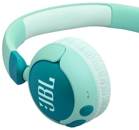 Miętowe słuchawki JBL. Słuchawki na białym tle. Zbliżenie na nausznik.