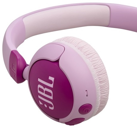 Różowe słuchawki JBL. Słuchawki na białym tle. Zbliżenie na nausznik.