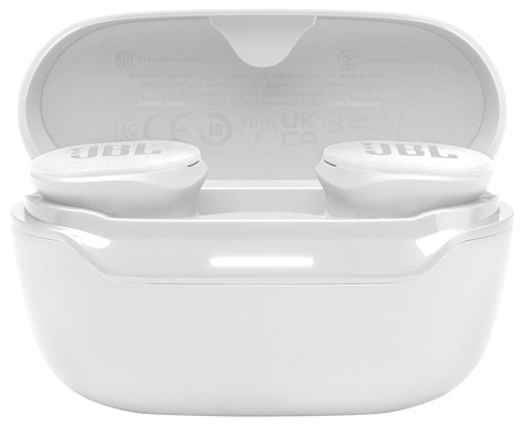 Białe słuchawki JBL w białym etui ładującym. Etui jest otwarte, widoczne wkładki.