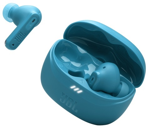 Niebieskie słuchawki JBL w etui ładującym, jedna słuchawka osobno. Etui jest otwarte.