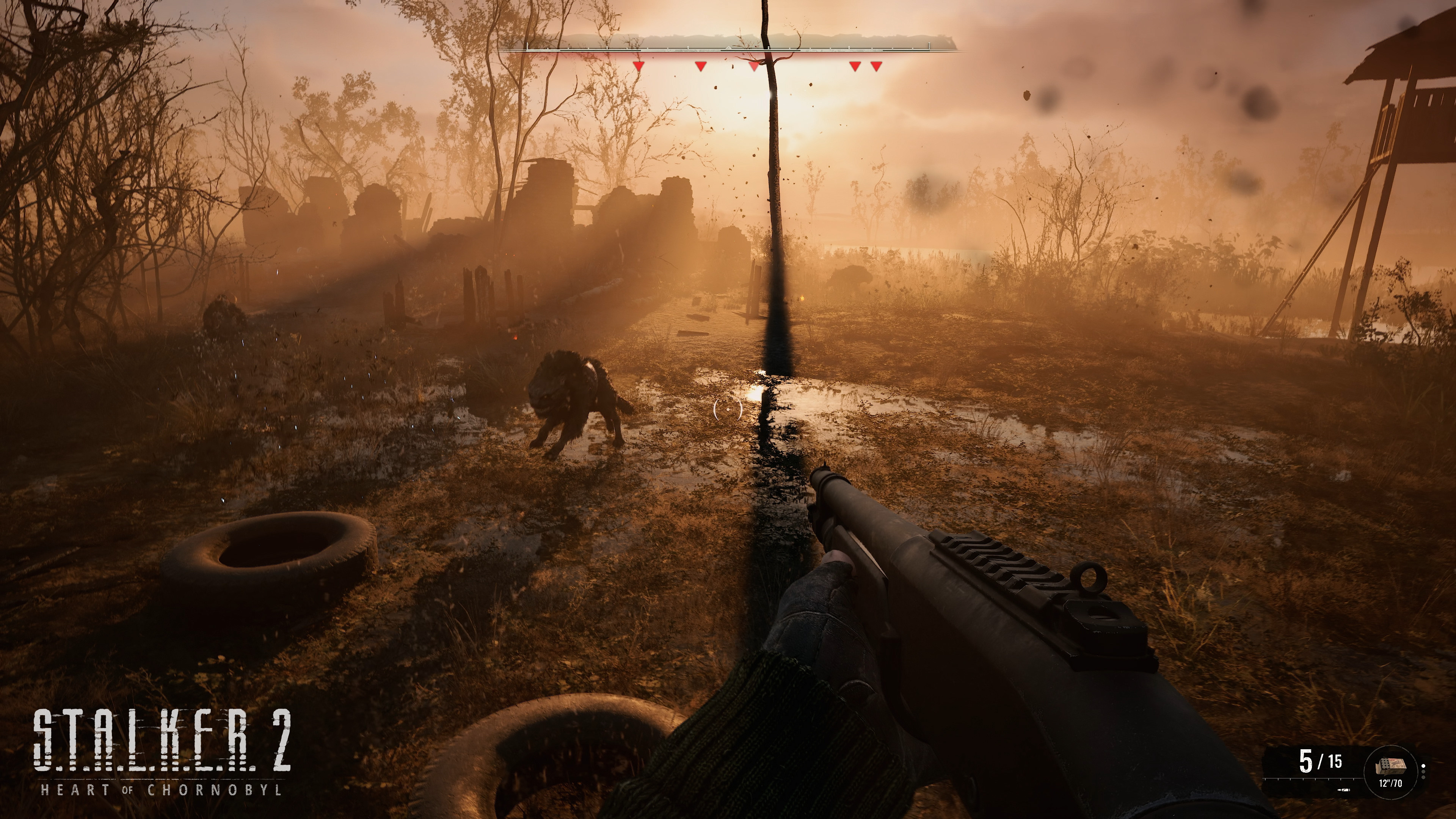 Nóż do chleba z ząbkowanym ostrzem i srebrnym uchwytem, lekko pochylony.