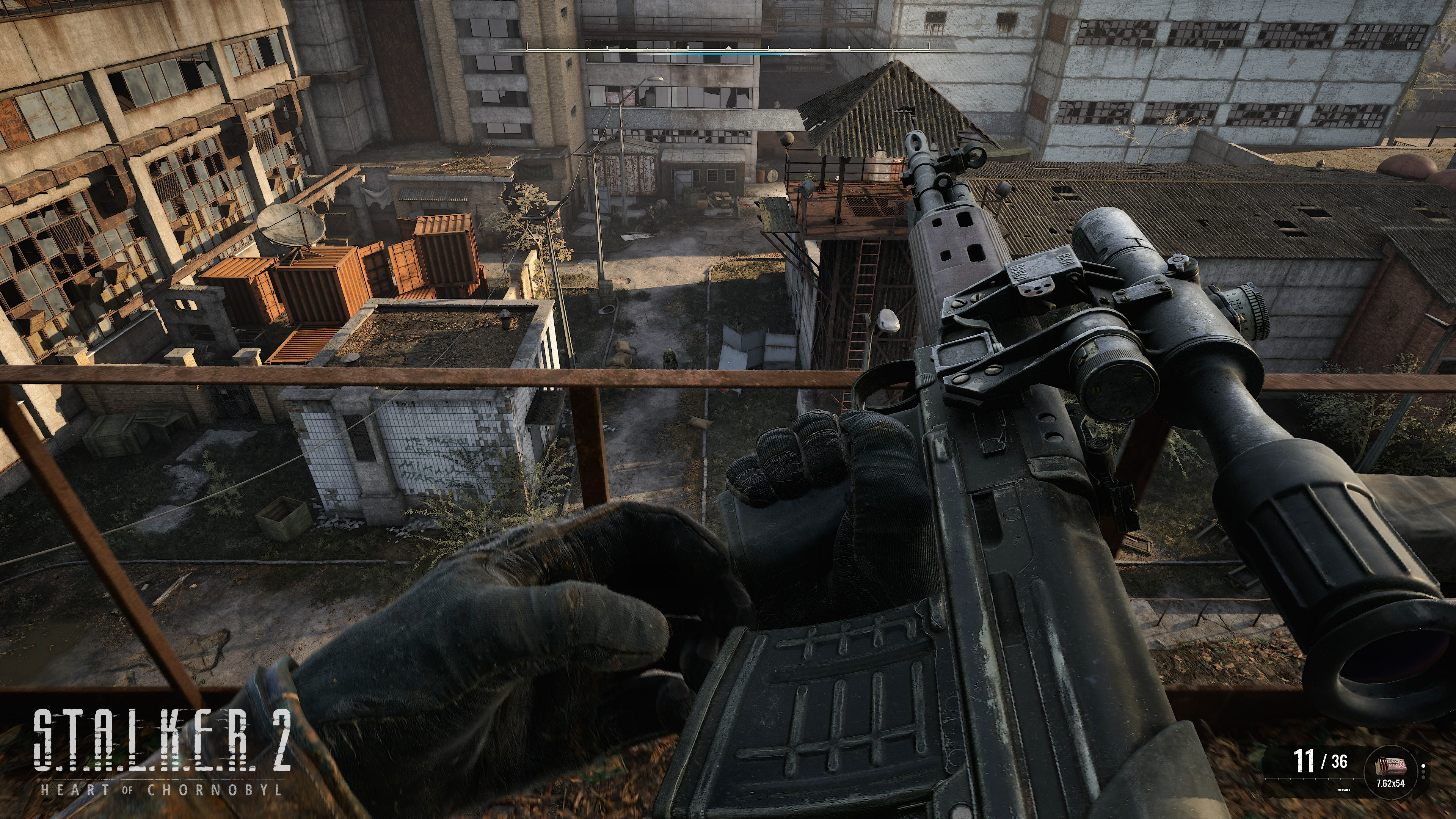 Widok z perspektywy pierwszej osoby żołnierza celującego z karabinu z dachu.