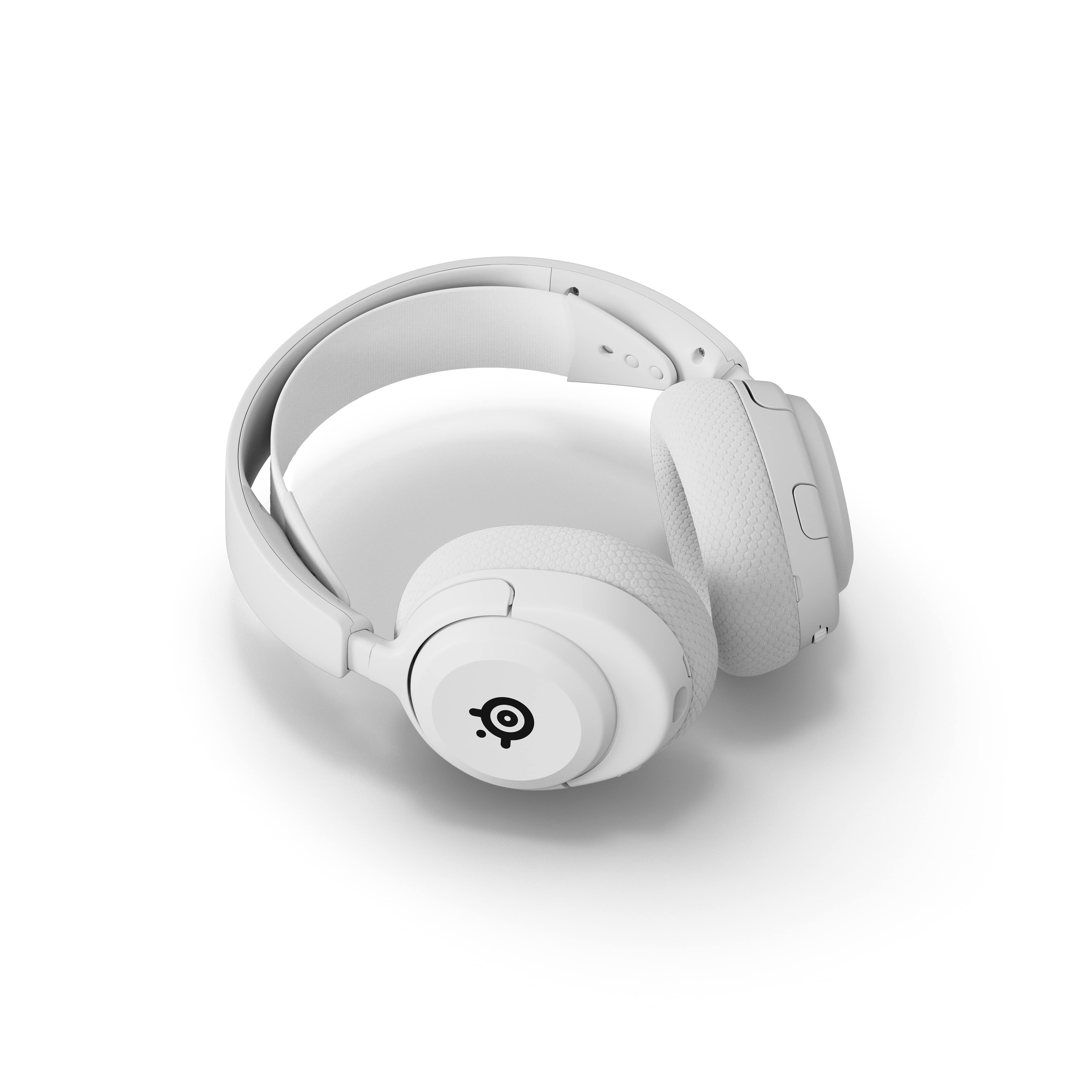 Beyaz arka plan üzerinde beyaz kulaklık. Kulaklık başlıkları görünür. Kulaklık başlığında SteelSeries logosu.
