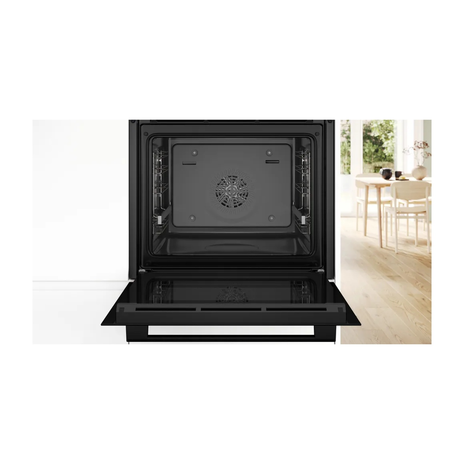 Forno aperto con interno nero, porta aperta, pareti bianche, pavimento in legno.