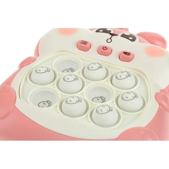 Różowa zabawka w kształcie pandy z przyciskami i białymi kulkami. Kulki mają twarze pand i są ułożone w okrąg.