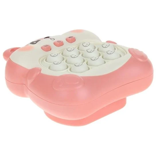 Różowy telefon zabawkowy w kształcie misia. Z przodu ma przyciski i klawiaturę numeryczną.