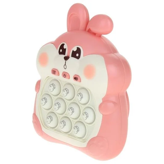 Różowa zabawka królika z guzikami. Zabawka ma białe akcenty i guziki.