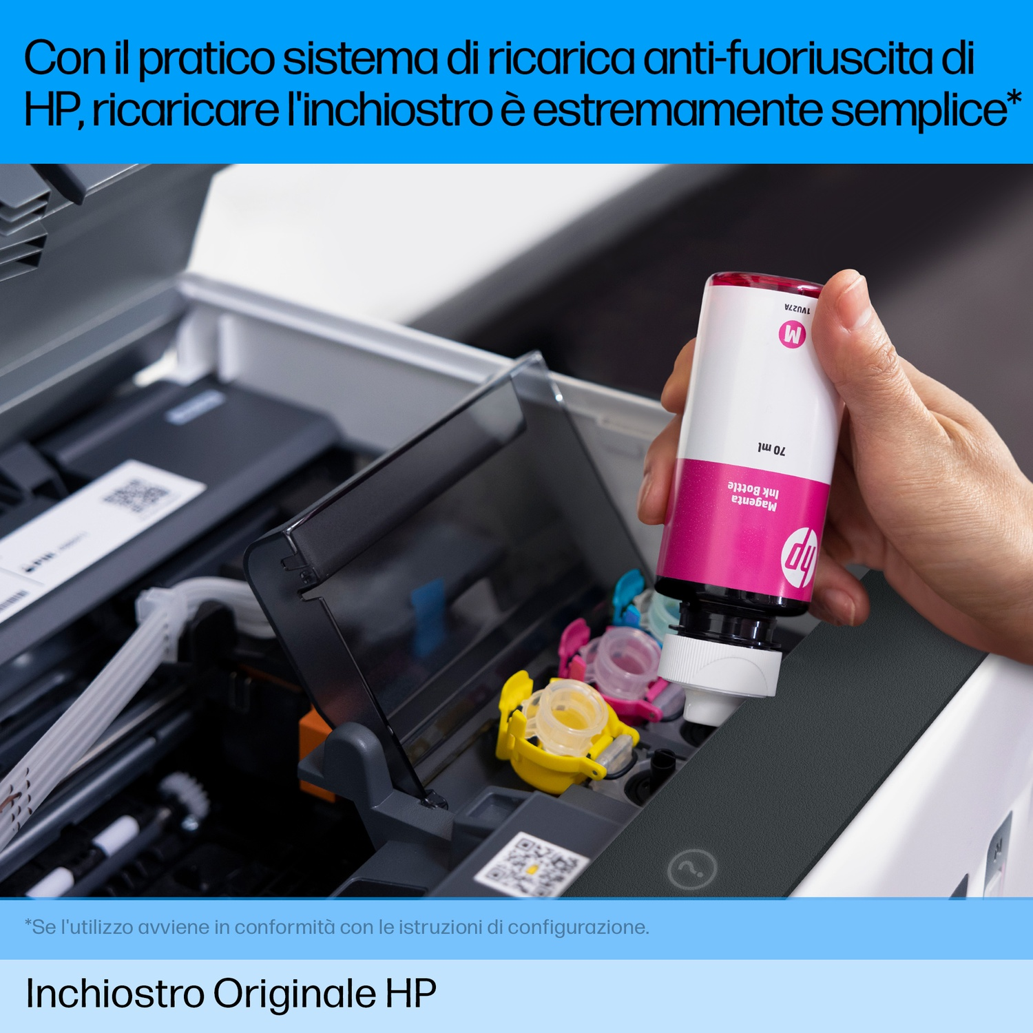 Mano che riempie l'inchiostro in una cartuccia della stampante con un flacone di inchiostro rosa.