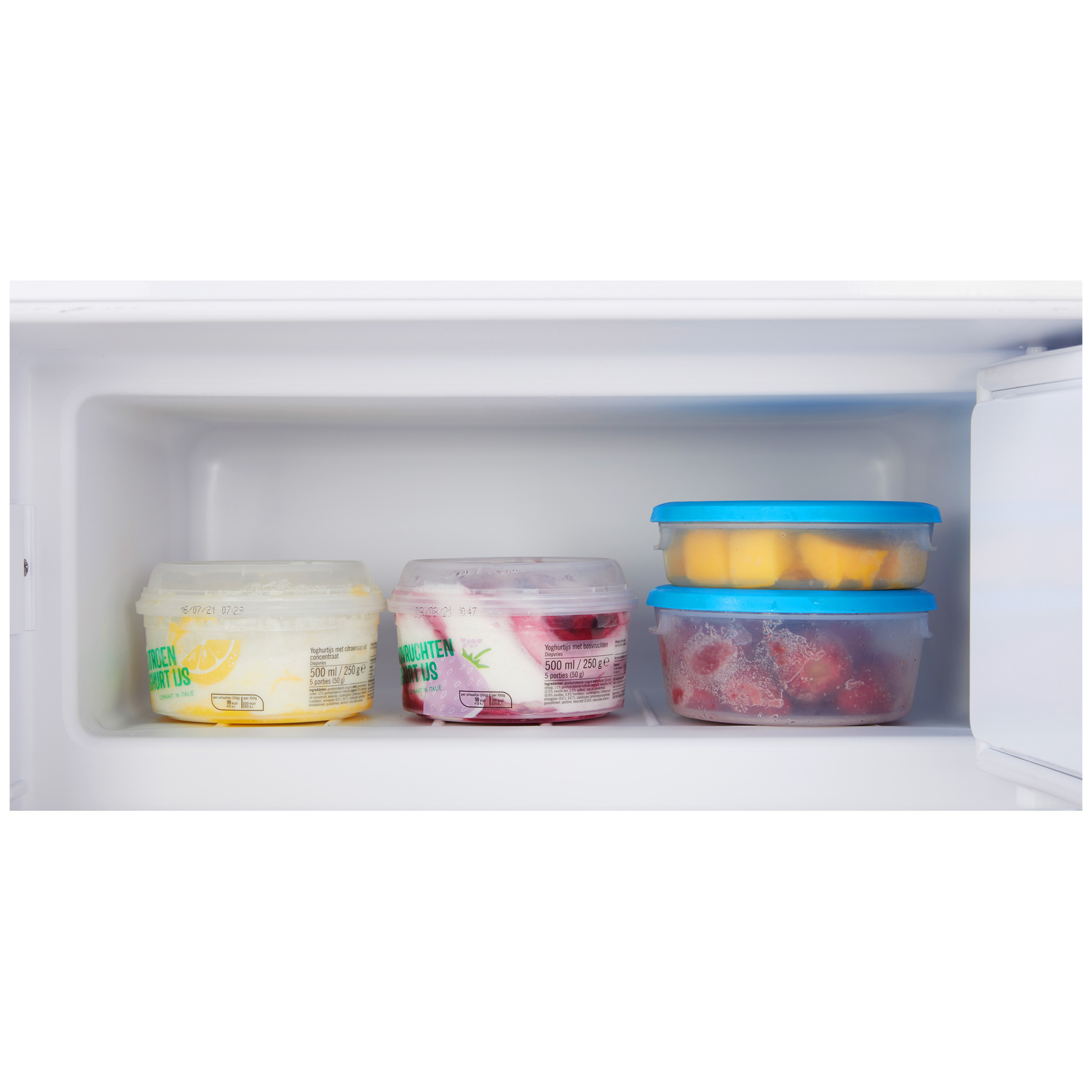 Koelkast met voedselcontainers, transparant met gekleurde deksels.