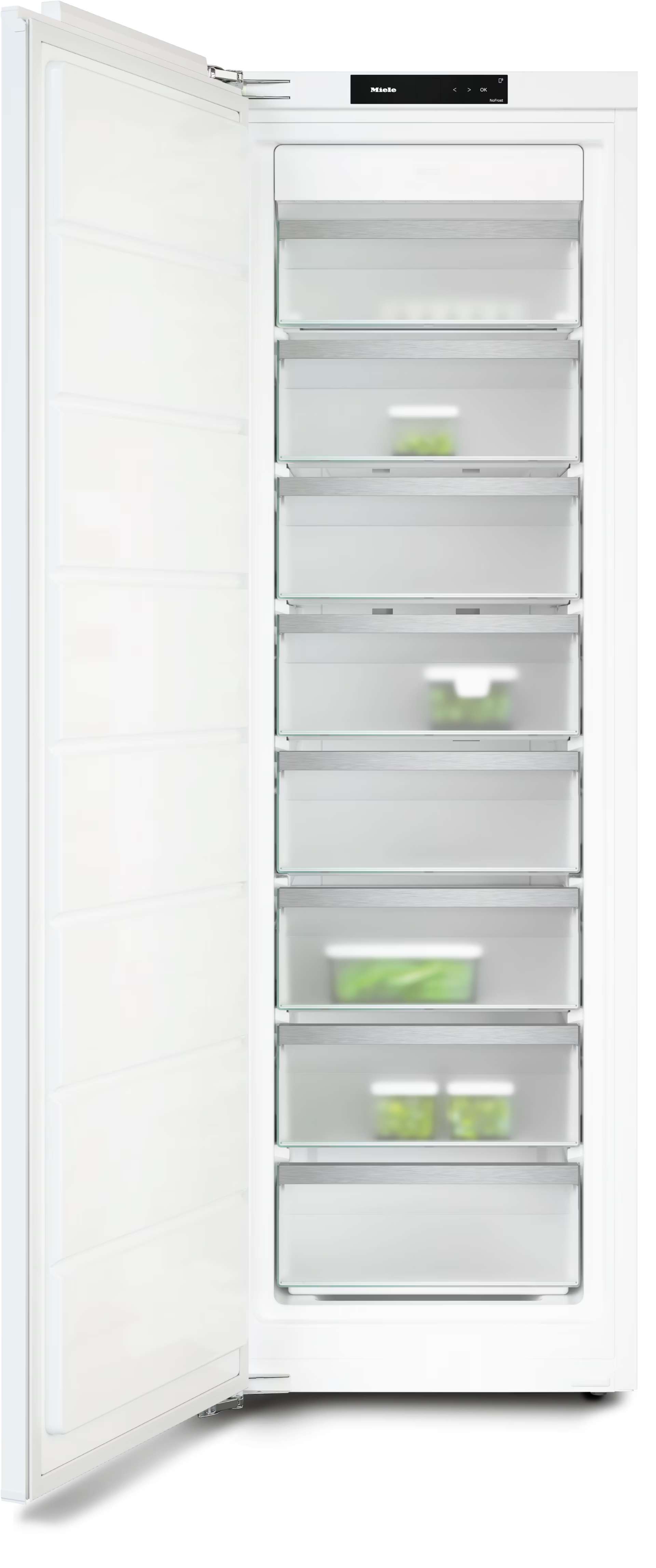 Weißer Kühlschrank mit offener Tür, die mehrere Regale mit Lebensmittelbehältern zeigt.