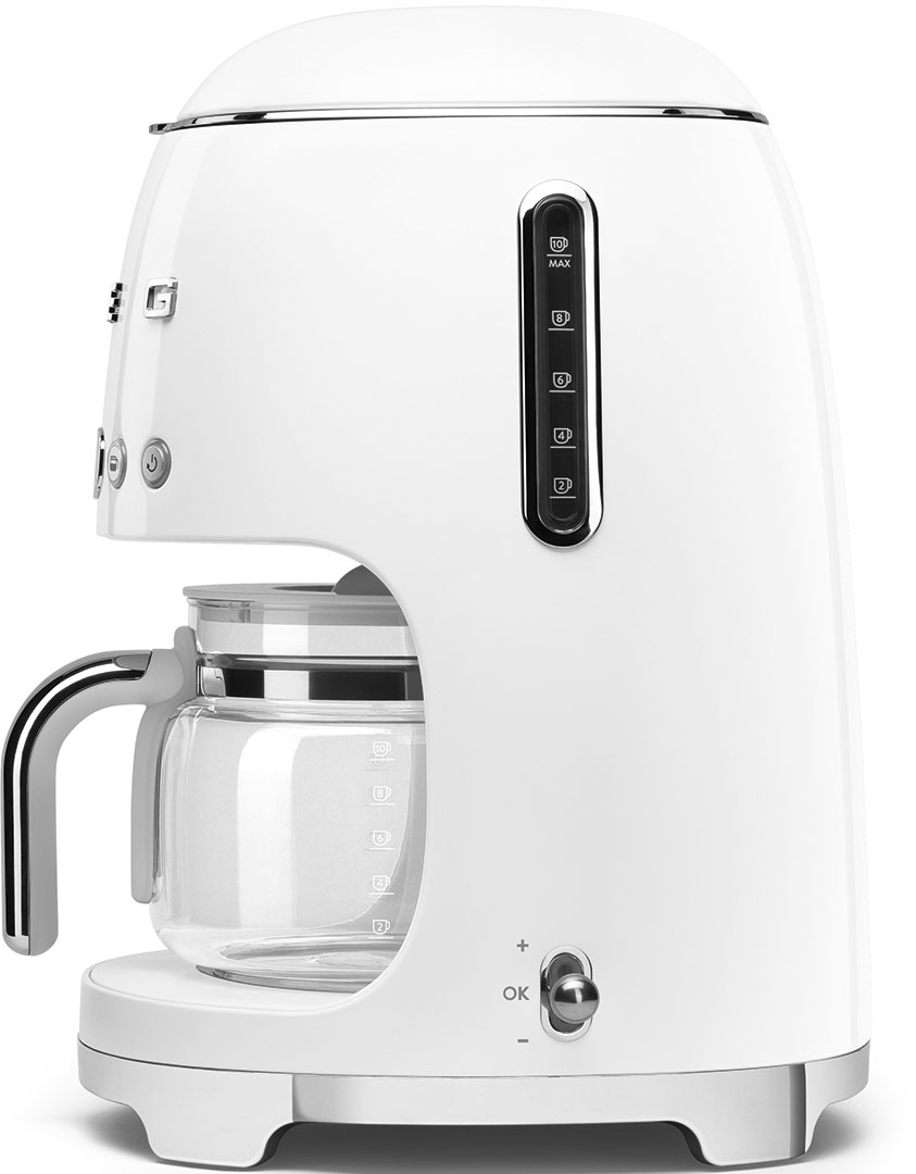Macchina da caffè bianca con caraffa in vetro. Vista laterale, mostra i segni del livello dell'acqua.