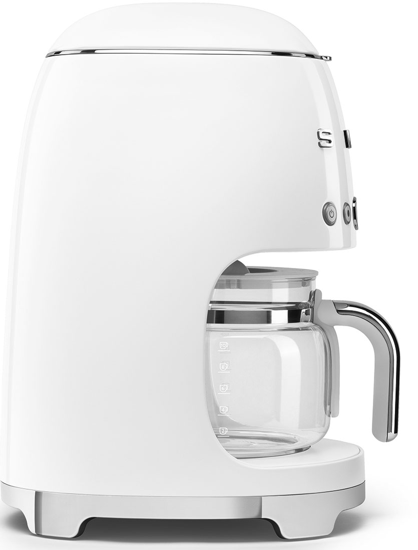 Macchina da caffè Smeg bianca con caraffa in vetro, vista laterale con design e dettagli.