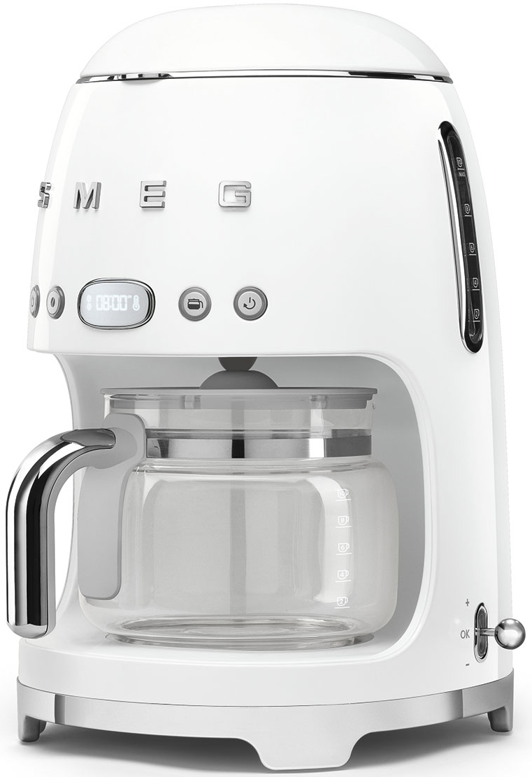 Macchina da caffè Smeg bianca con caraffa in vetro, vista frontale con pulsanti e display.