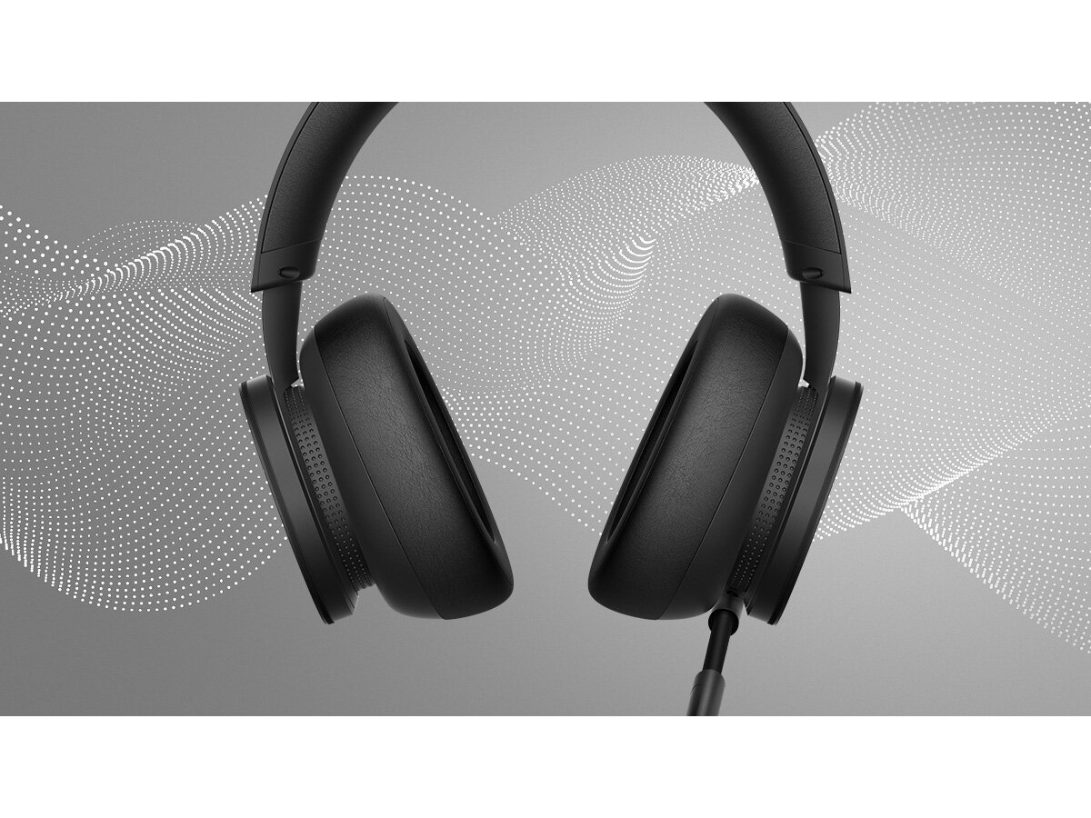 Czarne słuchawki z szaro-białym falistym tłem, widok z boku.