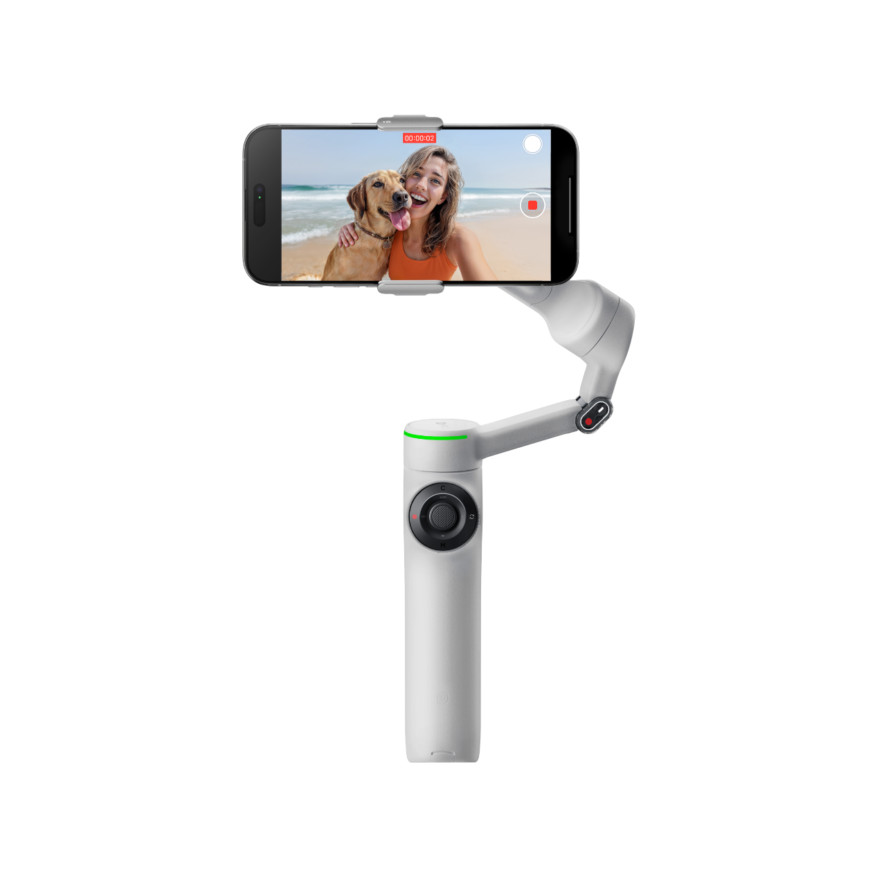 Eine Person hält ein Telefon, das ein Selfie mit einem Hund aufnimmt. Ein Gimbal-Gerät ist zu sehen.