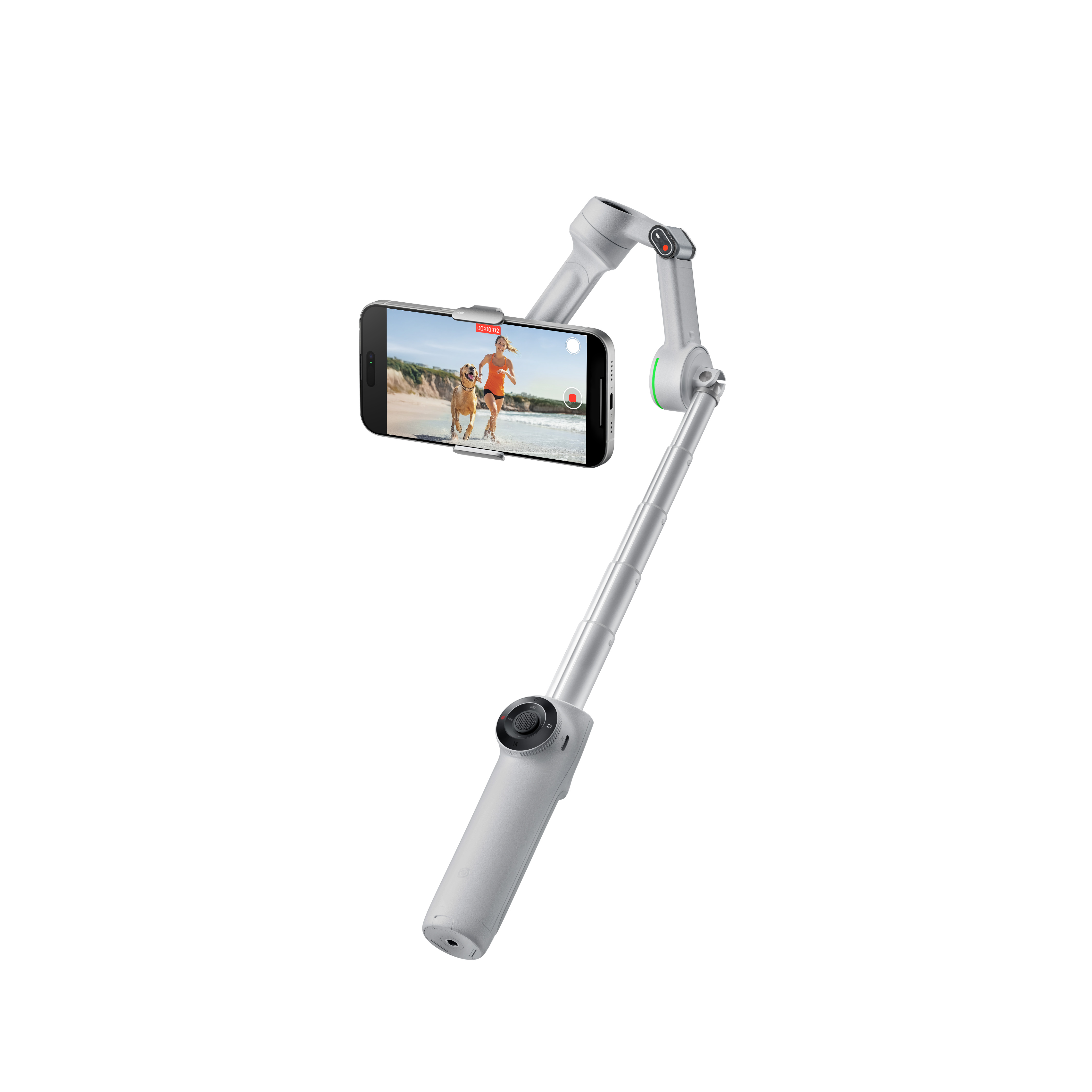 Ein Selfie-Stick hält ein Telefon, das eine Person zeigt, die mit einem Hund am Strand rennt.