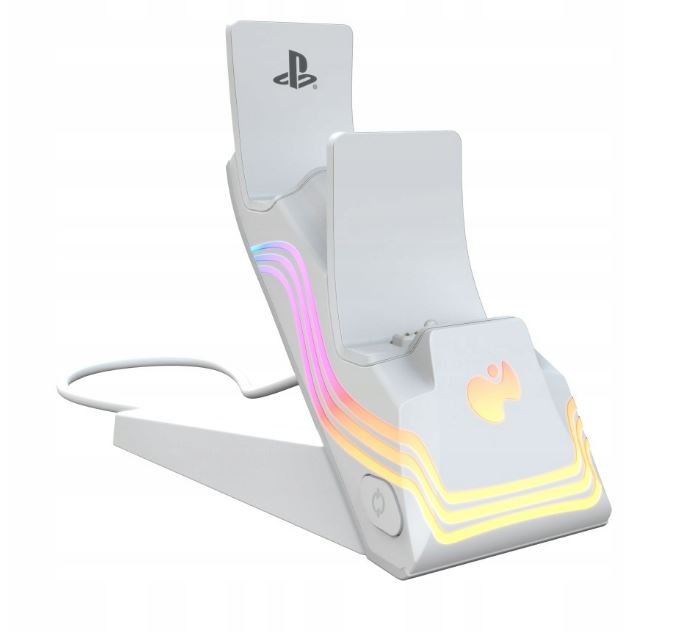 Biała ładowarka do kontrolera PS5 z kolorowym oświetleniem. Białe tło.