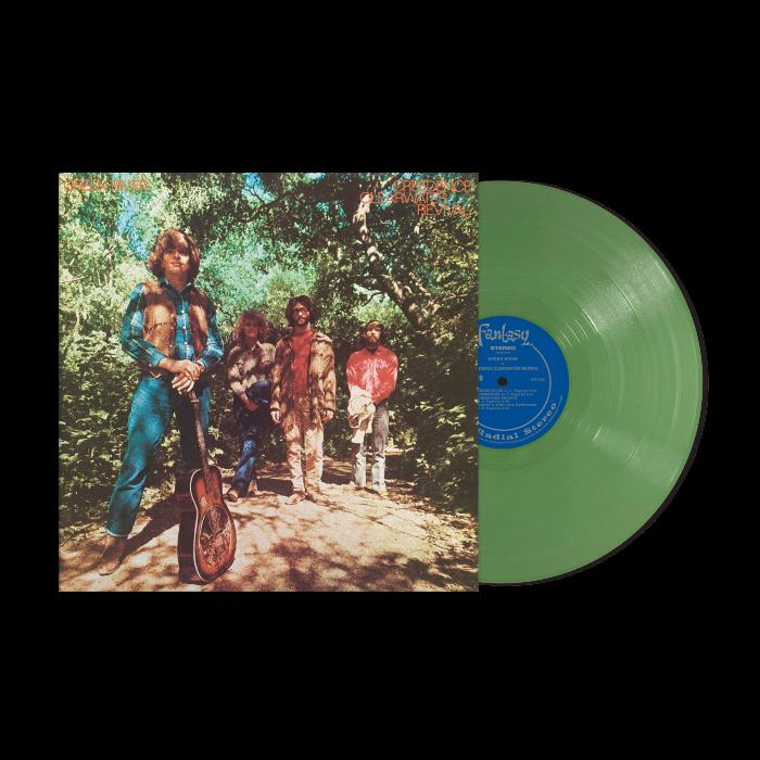 Albumcover einer Band im Wald, daneben eine grüne Schallplatte.