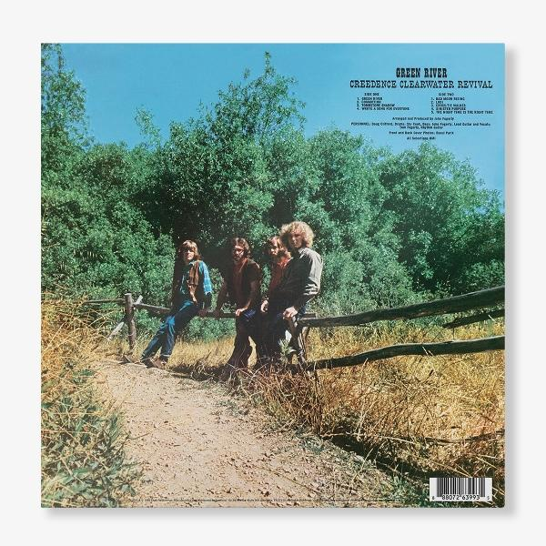 Creedence Clearwater Revival Albumcover. Bandmitglieder sitzen auf einem Holzzaun.