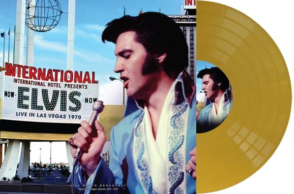 Elvis albumhoes. Elvis in blauw pak, microfoon, plus een gouden vinylplaat. Achtergrond: hotelbord.