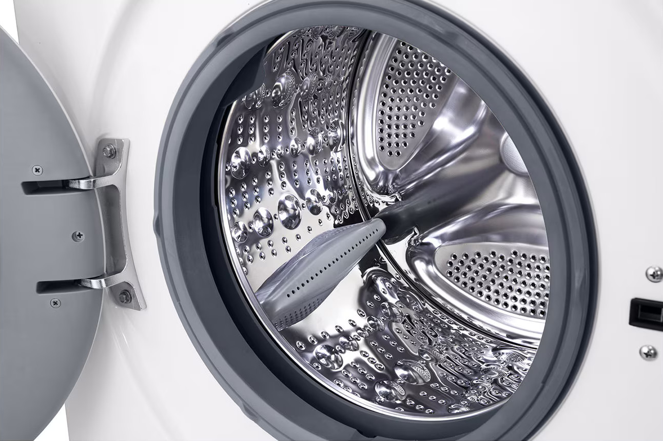 Bęben pralki. Drzwi są otwarte. W środku znajduje się perforowany odcinek.