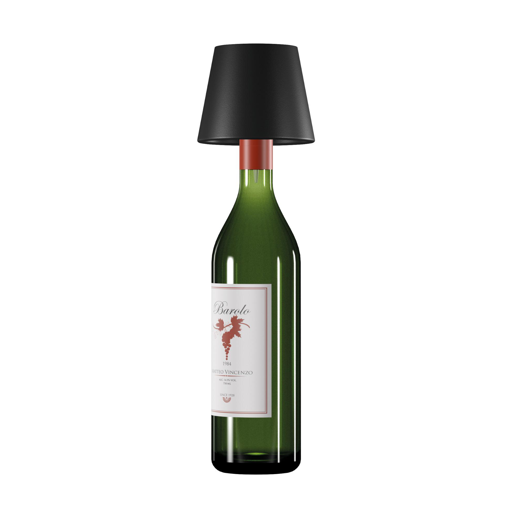 Eine Weinflasche, die in eine Lampe umgewandelt wurde.