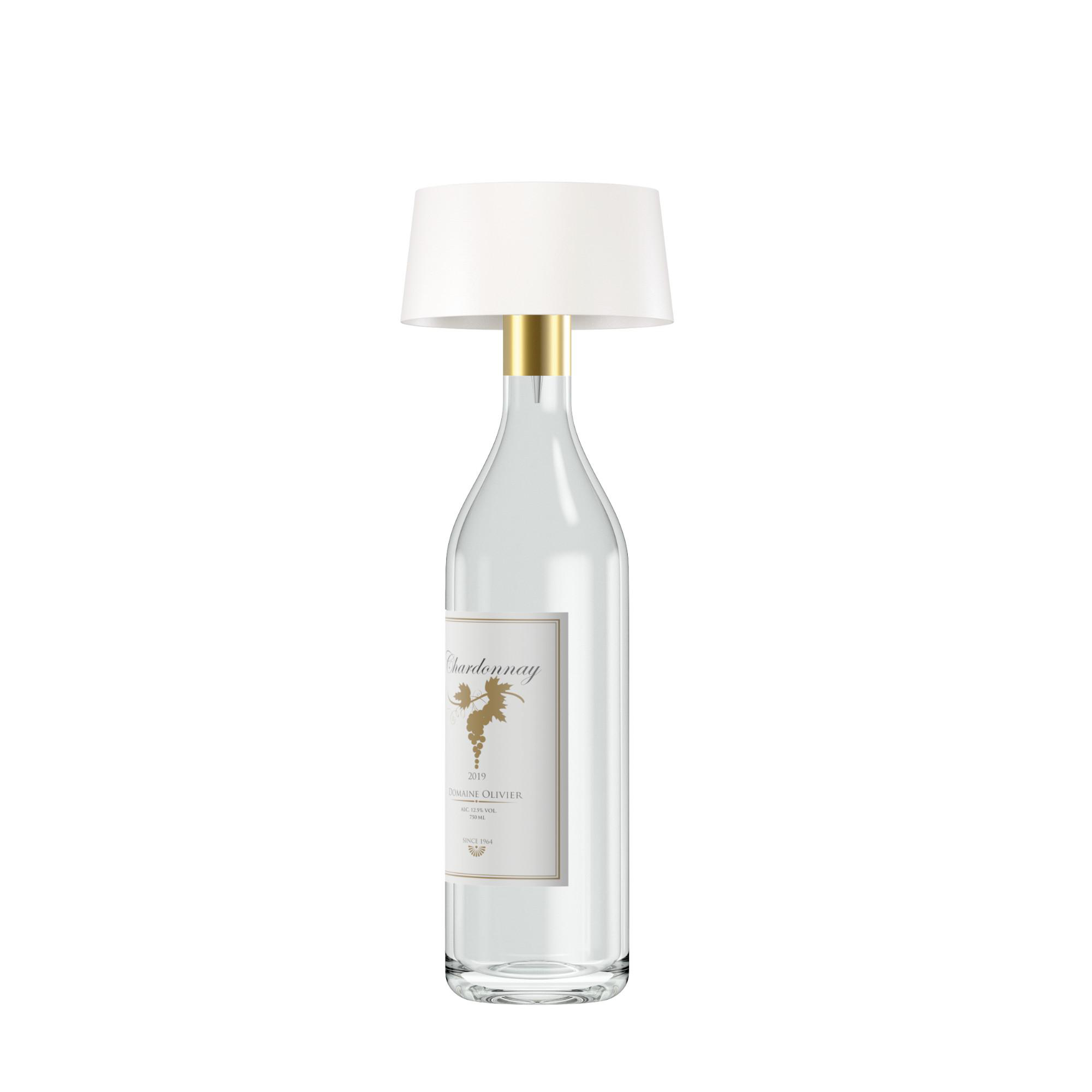 Weinflaschenlampe mit weißem Schirm und goldenen Details. Chardonnay-Etikett sichtbar.