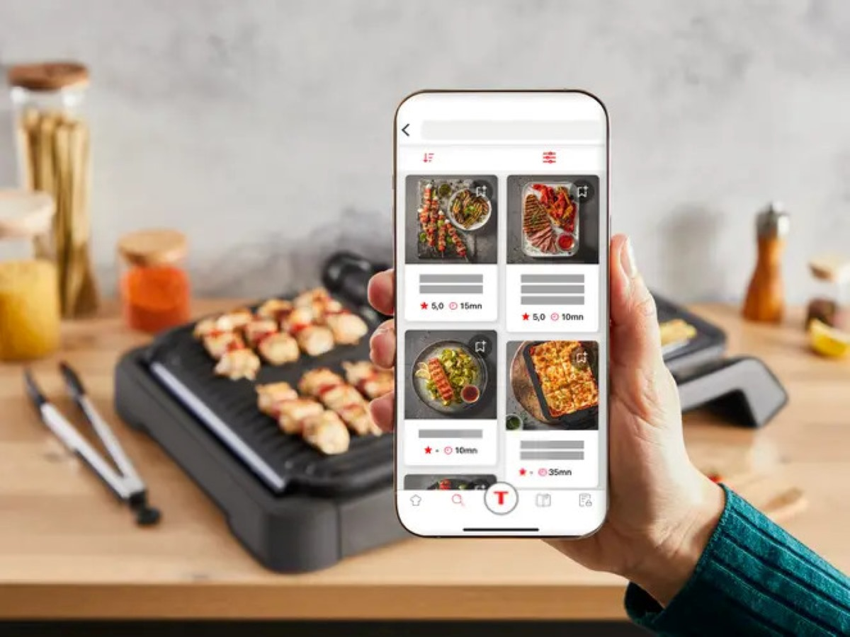 Osoba trzymająca smartfona z przepisami na grilla.