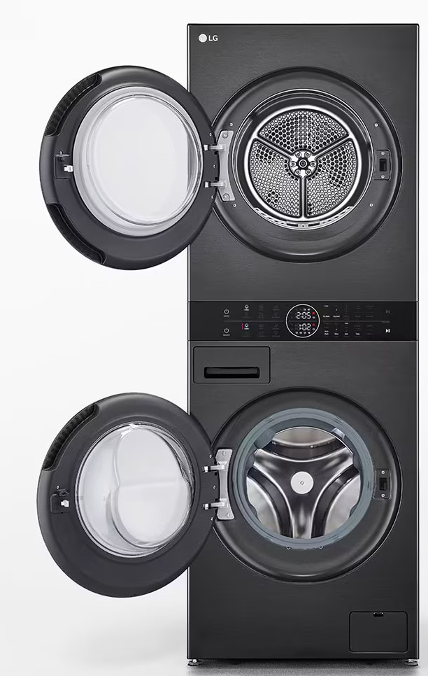 Czarna pralka i suszarka LG ułożone jeden na drugim, otwarte drzwi.