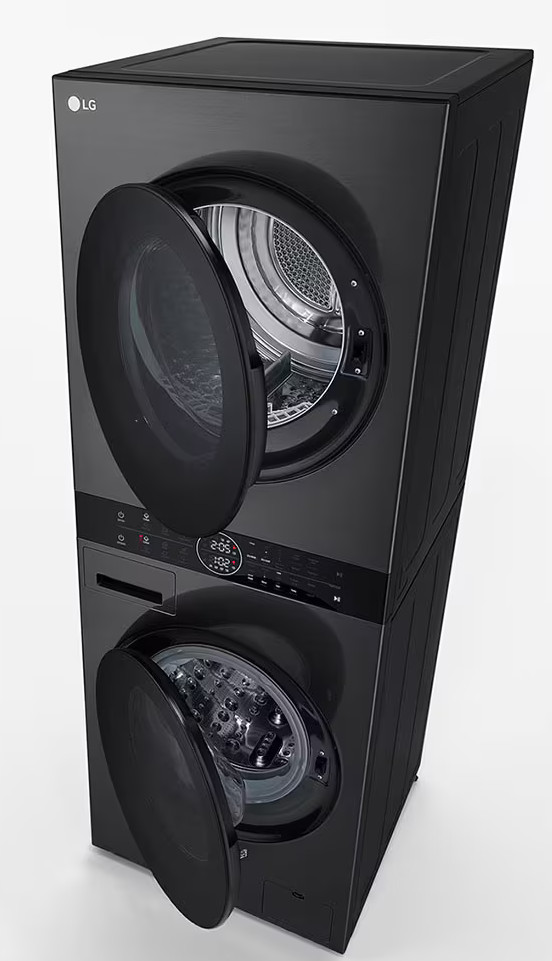 Czarna pralka i suszarka LG ułożone w stos, z otwartymi drzwiami, na białym tle.