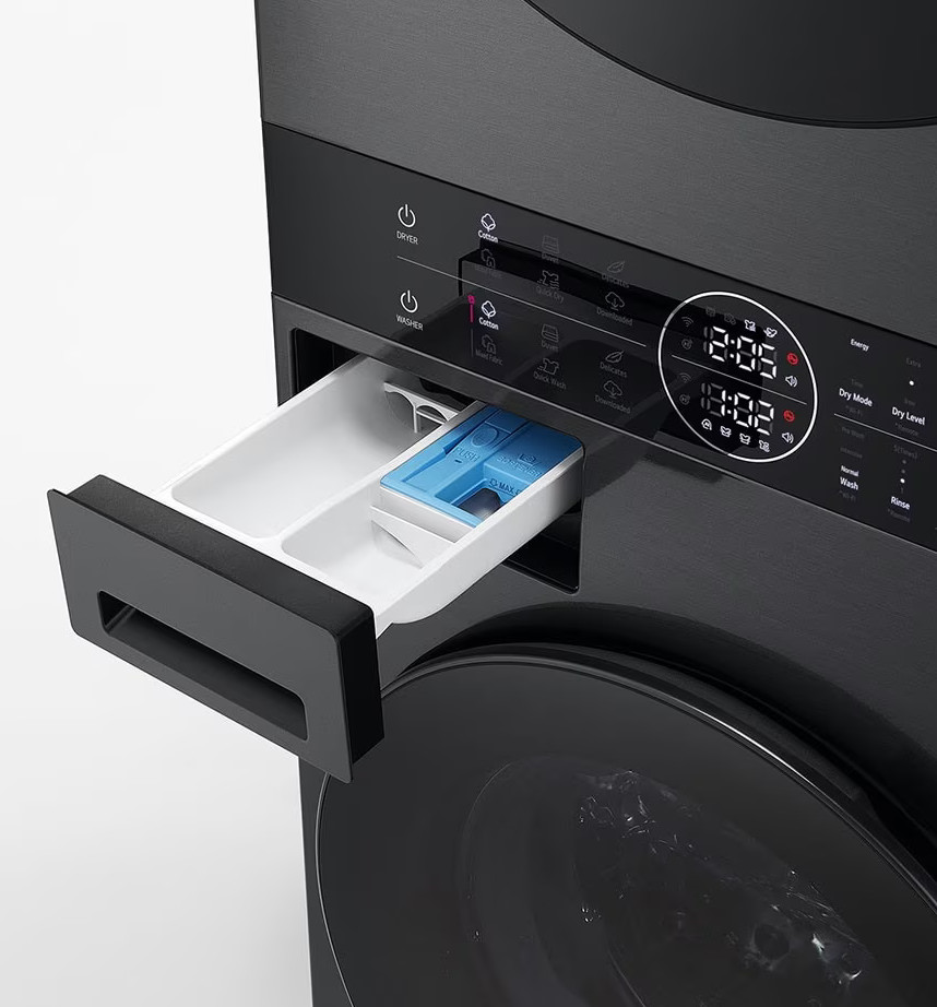 Zbliżenie czarnej pralki z otwartą szufladą na detergent. Wyświetlacz pokazuje 2:05.