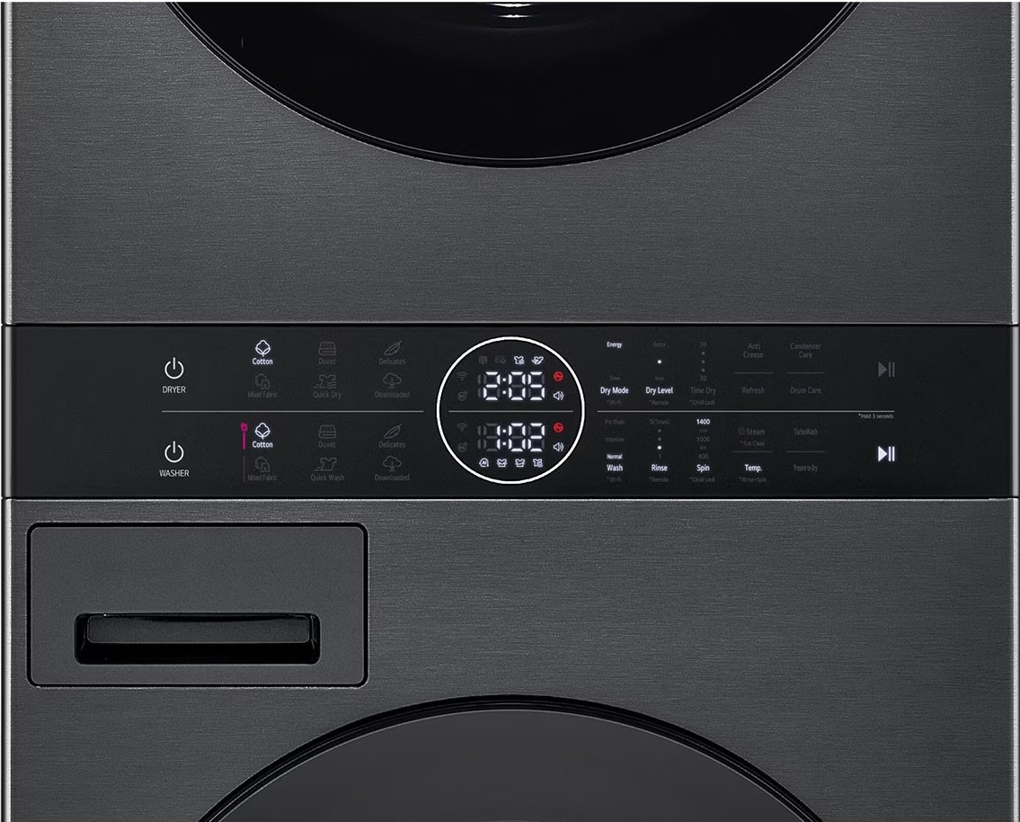 Zbliżenie panelu sterowania pralki i suszarki LG z wyświetlaczem cyfrowym i ustawieniami.